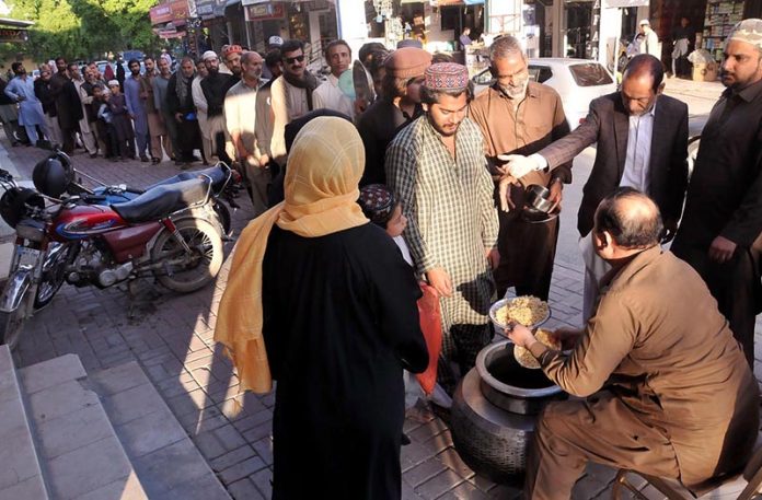 Free iftari being distributed among people at Karachi Company