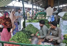 : March 21 – Women purchasing vegetables at Vegetable Margalla Ramzan Bazar Peshawar Morr. APP/SAK/MAF/TZD/ZID