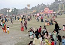 A large number of people enjoying their holiday at Jillani Park