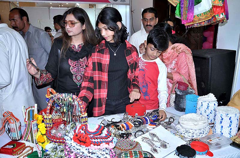 <em>People visiting different cultural stalls during exhibition titled "Her Hunar” at Pak China Friendship Center</em>