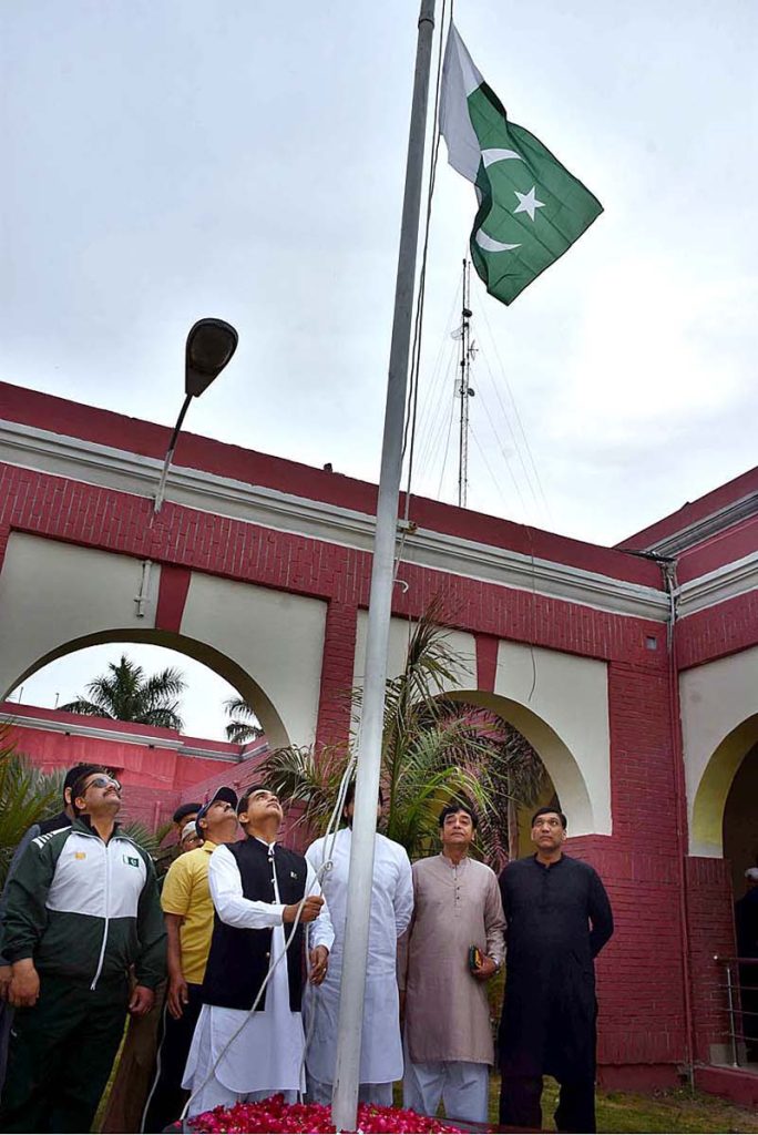 <em>Deputy Commissioner Adnan Mahmood Awan hoisting national flag to mark the Pakistan Day at DC Office Complex</em>