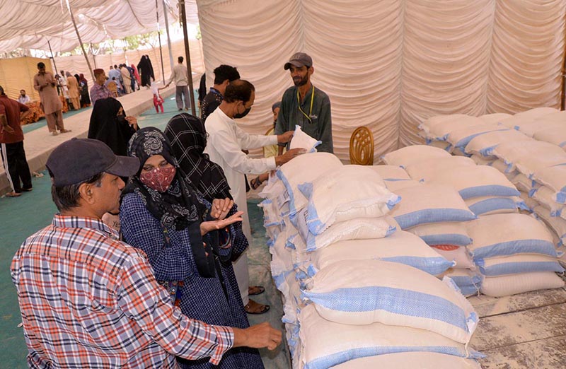 People purchasing subsidized flour by Sindh Government at bachat bazaar Latifabad