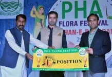 Commissioner Sargodha Muhammad Ajmal Bhatti and Director PHA Farooq Haider is distributing prize at flora Festival