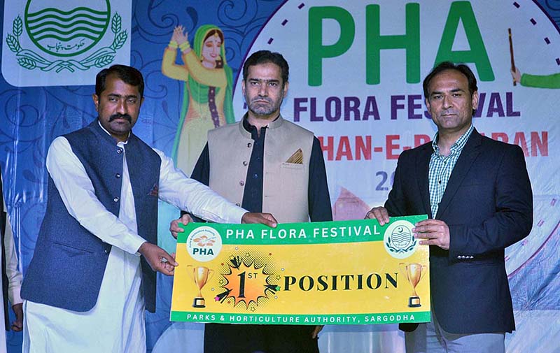 Commissioner Sargodha Muhammad Ajmal Bhatti and Director PHA Farooq Haider is distributing prize at flora Festival