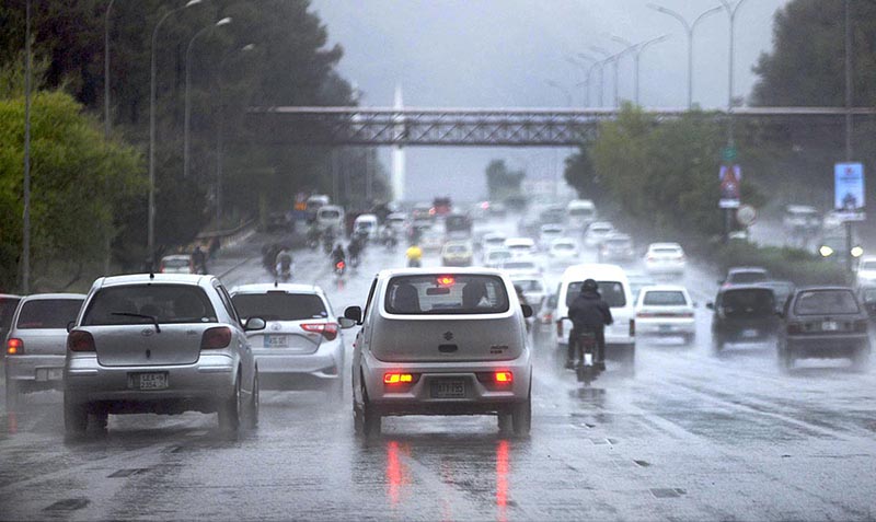 Traffic on the way during heavy rain at Islamabad Expressway