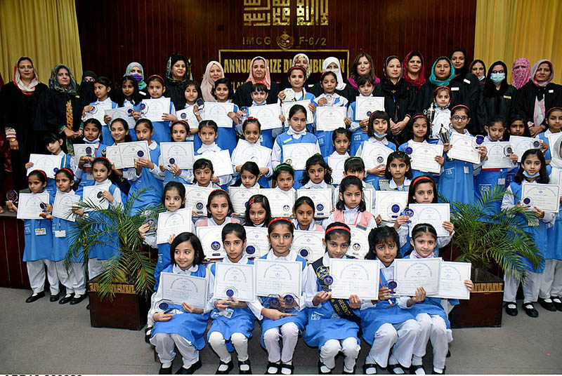Position holder students pose for group photo with Principal Prof Alia Durrani at annual prize distribution ceremony.