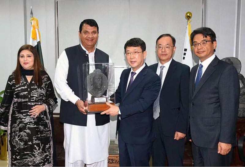 H.E Dr. Choi Eungchon, Administrator (Minister) of the Cultural Heritage Administration of Republic of Korea (CHA), H.E. Mr. Suh Sangpyo, Ambassador of the Republic of Korea in Pakistan presenting a Head of Buddha with Chakra to Adviser to PM for Political, Public Affairs, National Heritage and Culture Engr Amir Muqam during the inauguration of Gandhara Cultural Heritage Research Center at Department of Archeology and Museum