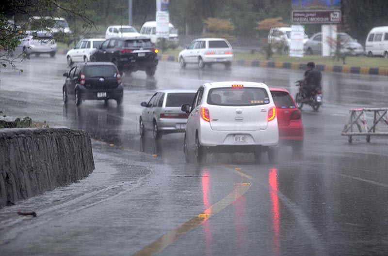 Traffic on the way during heavy rain at Islamabad Expressway