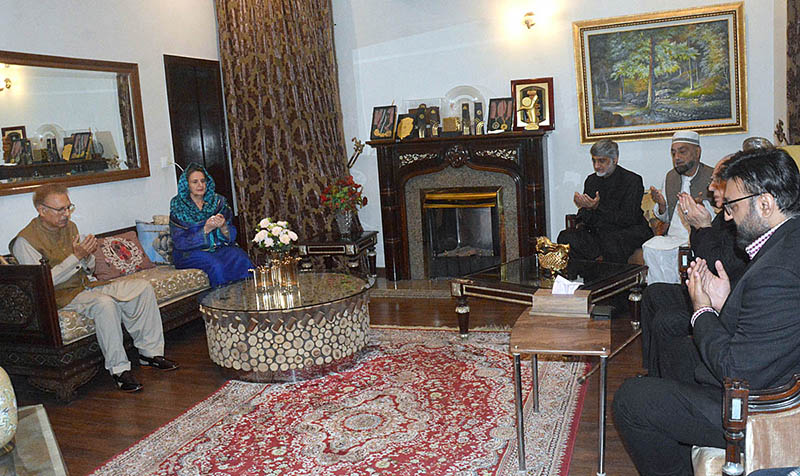 <em>President Dr. Arif Alvi and First Lady Begum Samina Arif Alvi offering condolences over the sad demise of Amjad Islam Amjad, at his family residence</em>