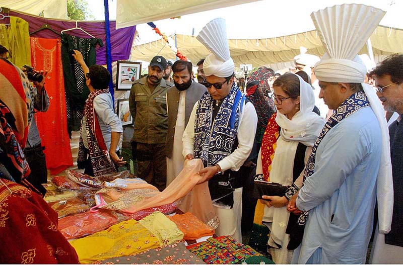 Deputy Commissioner Bahawalpur Zaheer Anwar Jappa, Sumaira Rabbani Additional Deputy Commissioner (HQ) Bahawalpur and others are inspecting the stall set up on the occasion of Punjab Culture Day