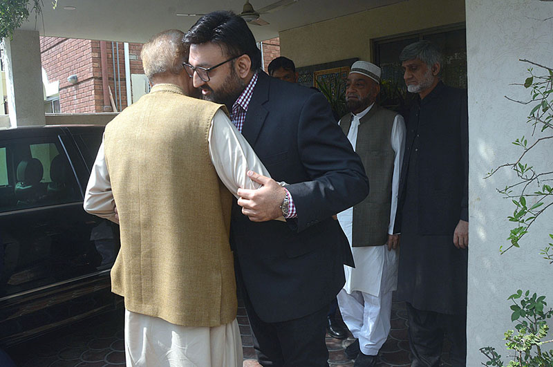 <em>President Dr. Arif Alvi and First Lady Begum Samina Arif Alvi offering condolences over the sad demise of Amjad Islam Amjad, at his family residence</em>