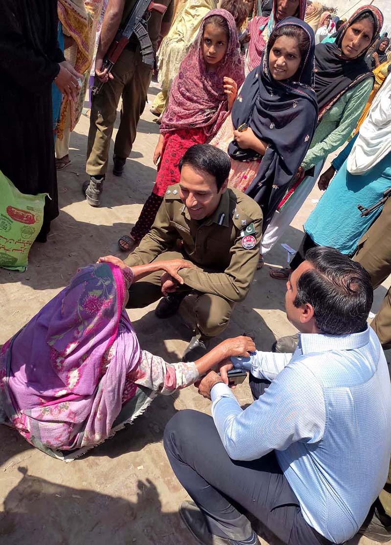 DPO Sargodha Faisal Kamran inquired to an elderly woman about arrangements during his visit to free flour distribution point.