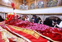 Governor Sindh Kamran Tessori Offering Dua after laying chadar on the grave of Hazrat Laal Shahbaz Qalandar on the occasion of 771st Urs celebration