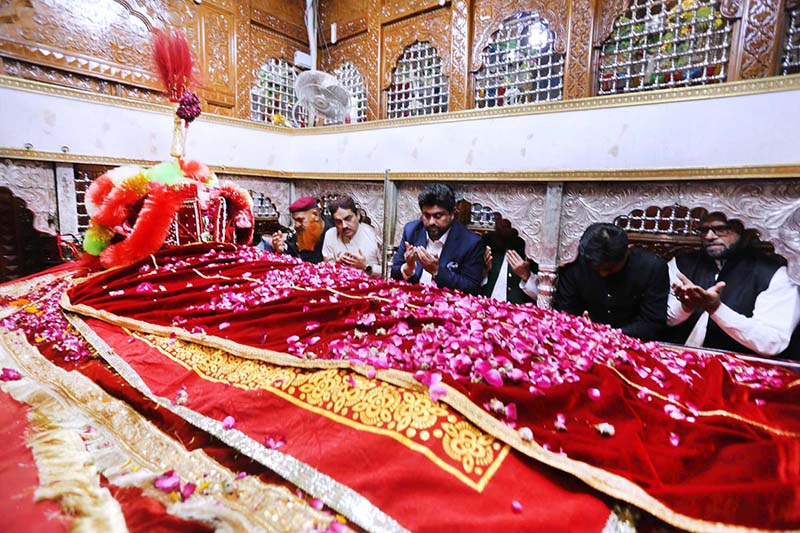 Governor Sindh Kamran Tessori Offering Dua after laying chadar on the grave of Hazrat Laal Shahbaz Qalandar on the occasion of 771st Urs celebration