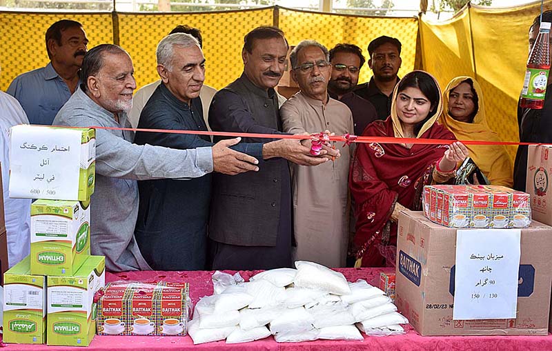 <em>Commissioner Larkana Ghanwar Ali Leghari along with officials of Larkana Chamber of Commerce and Industry inaugurating the Ramzan Bachat Bazar set up by the District Government near Railway Station</em>