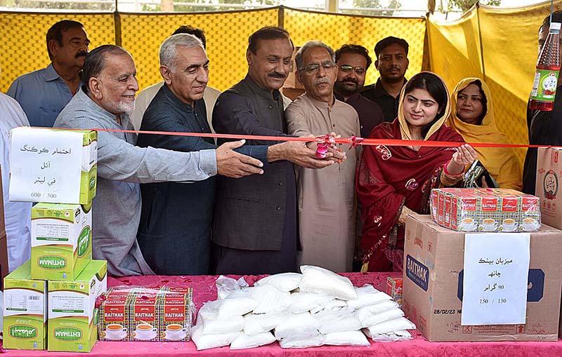 Commissioner Larkana Ghanwar Ali Leghari along with officials of Larkana Chamber of Commerce and Industry inaugurating the Ramzan Bachat Bazar set up by the District Government near Railway Station