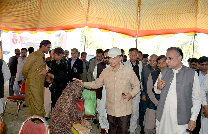 <em>Prime Minister Muhammad Shehbaz Sharif visiting free flour distribution point established as part of Prime Minister's Ramzan Relief Package for deserving families</em>