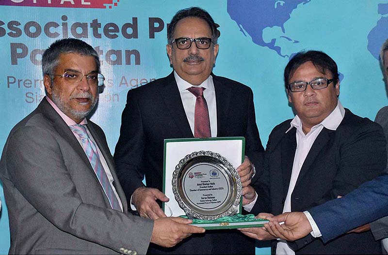 Associated Press of Pakistan (APP) Sialkot Station Incharage Imran Rehman is Presenting a souvenir to Sialkot Chamber of Commerce and Industry (SCCI) Abdul Ghafoor Malik during his visit at