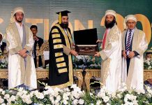 Vice Chancellor University of Lahore Awais Rauf presenting souvenir to the Governor Punjab Baligh Ur Rehman at the 13th Convocation Of University of Lahore