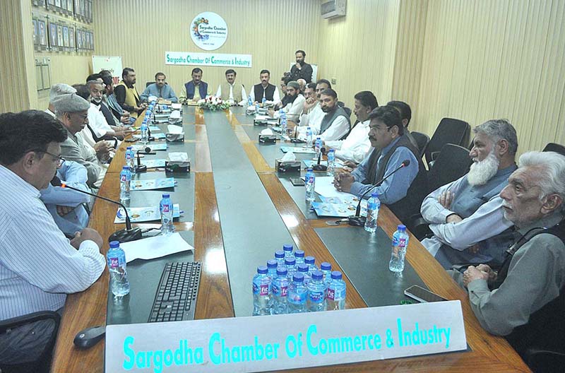 <em>Federal Minister for Industries and Commerce Tasneem Ahmed Qureshi addressing to Chamber of Commerce</em>