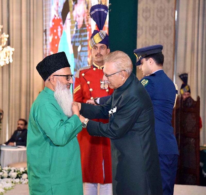 President Dr. Arif Alvi conferring the Pakistan Civil Award of Hilal-i-Imtiaz upon Muhammad Ramzan Chhipa in recognition of his services in the field of Public Service at the Investiture Ceremony on Pakistan Day, held at Aiwan-e-Sadr