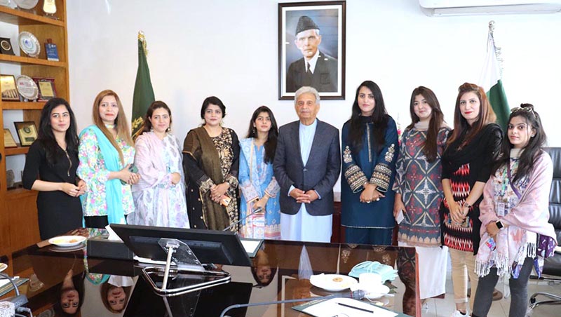 Minister of Federal Education and Professional Training, Rana Tanveer Hussain, with the female beat reporters of education at the Ministry of FE & PT at a reception