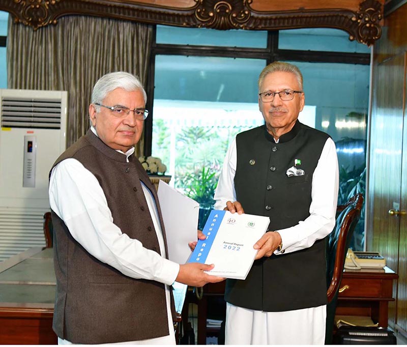 Wafaqi Mohtasib of Pakistan Ejaz Ahmed Qureshi presenting the Annual Report 2022 of his organization to President Dr. Arif Alvi at Aiwan-e-Sadr