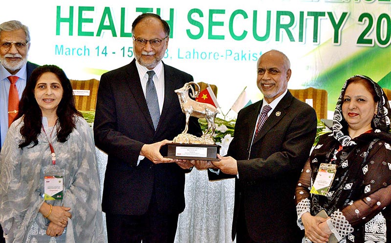 Prof. Dr. Naseem Ahmed, VC of UVAS, presenting a souvenir to the Federal Minister for Planning and Development, Prof. Ahsan Iqbal, at the International Health Conference organized by UVAS Lahore