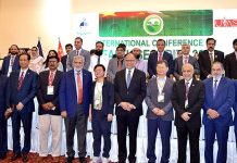 The participants participating in the International Conference on Health organized by UVAS Lahore are taking group photo with the Federal Minister for Planning and Development Professor Ahsan Iqbal