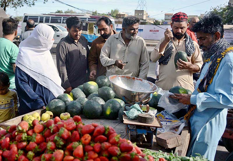 <em>People busy in purchasing fresh fruits from vendors on the first day of holy month of Ramazan</em>
