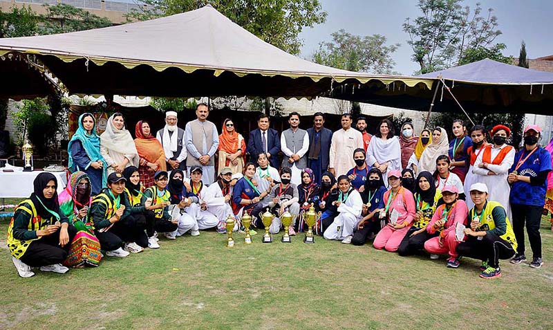 Advisor to CM on Youth Affairs Prof. Dr. Riaz Anwar in a group photo with winning teams and other participants during Jashn-e-Baharan Sports Festival at Government City Girls College