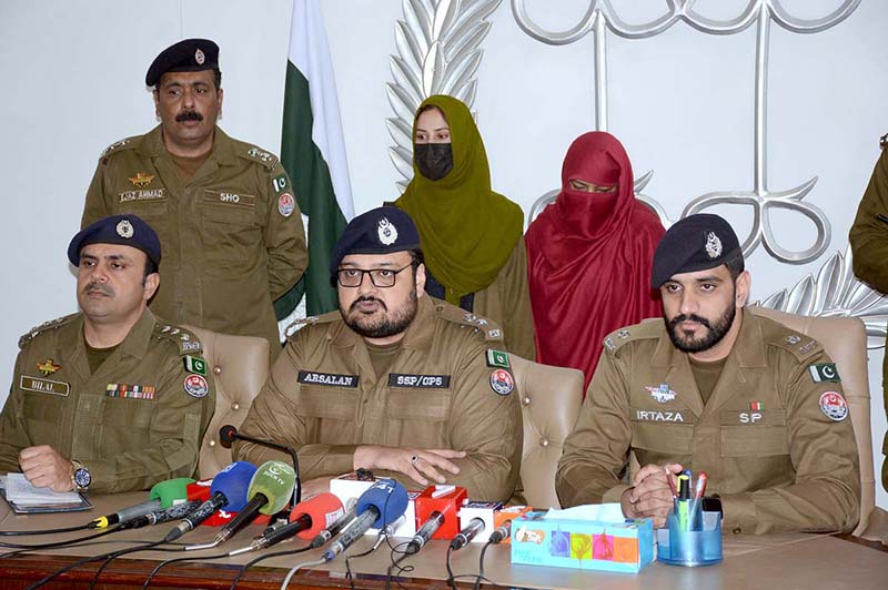 <em>SSP Operations Muhammad Arsalan addressing a press conference at Police Lines regarding drug recovery</em>