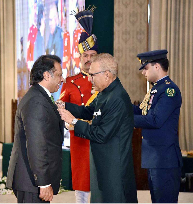 President Dr. Arif Alvi conferring the Pakistan Civil Award of Nishan-i-Imtiaz upon Jahangir Khan in recognition of his services in the field of Sports (Squash) at the Investiture Ceremony on Pakistan Day, held at Aiwan-e-Sadr
