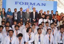Advisor to the Prime Minister on Kashmir and Gilgit-Baltistan Affairs Qamar Zaman Kaira pose for a group photo with FC University staff and students on the occasion of the annual Science Fair-SciCon held at Forman Christian College Lahore