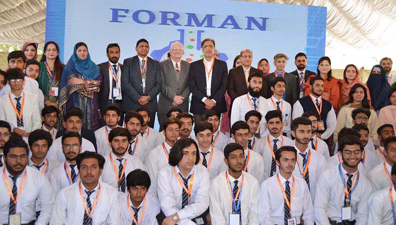 Advisor to the Prime Minister on Kashmir and Gilgit-Baltistan Affairs Qamar Zaman Kaira pose for a group photo with FC University staff and students on the occasion of the annual Science Fair-SciCon held at Forman Christian College Lahore