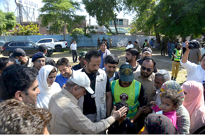 Prime Minister Muhammad Shehbaz Sharif visits free flour distribution point established as part of Prime Minister’s Ramzan Relief Package for deserving families