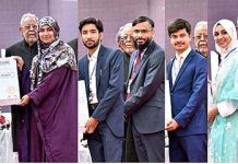President Dr.Arif Alvi distributing cash prizes to the winners of the National level competition of National Idea Bank 2022
