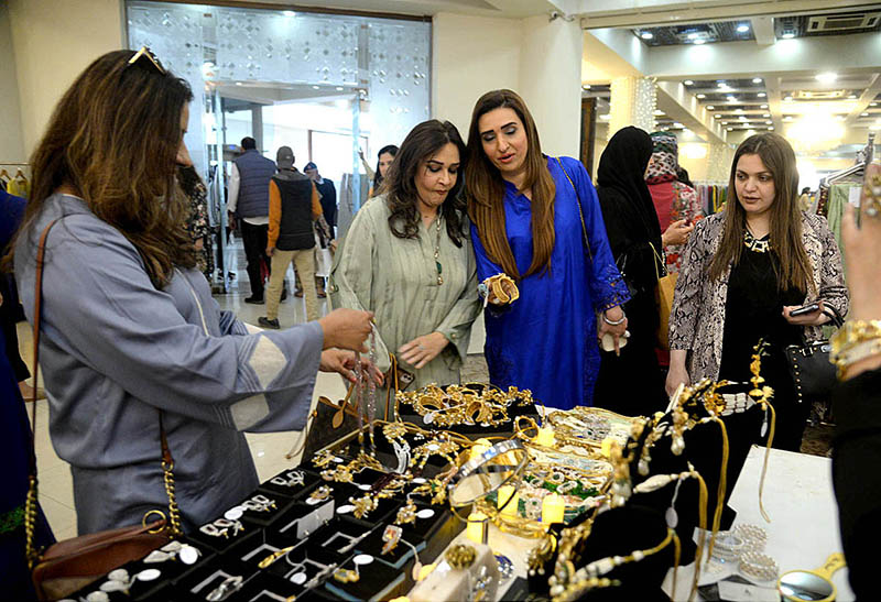 <em>Wife of Governor Punjab Begum Ayesha Balighur Rahman is taking interest in handicrafts at the lifestyle exhibition at Model Town Community Center</em>