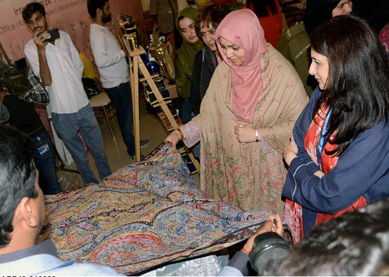 <em>Wife of Governor Punjab Begum Ayesha Balighur Rahman is taking interest in handicrafts at the lifestyle exhibition at Model Town Community Center</em>