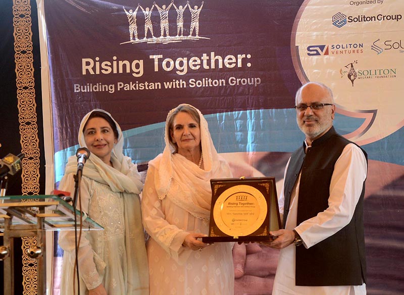 Soliton Group's Chairman, Dr Mansoor Ali khan presenting the shield to the First Lady Begum Samina Arif Alvi