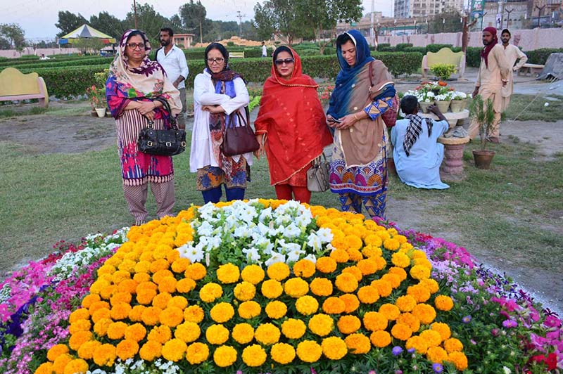 Convener of MQM Pakistan Dr. Khalid Maqbool Siddiqui visiting the flowers stalls at the opening ceremony of Jashan-e-Baharan Flowers Show at Shaheed Millat Park