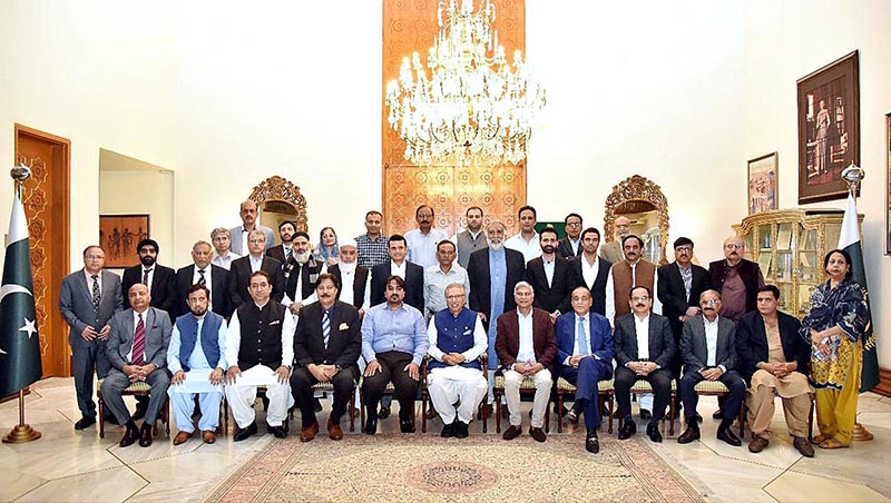 President Dr. Arif Alvi in a group photo with a delegation of the Council of Pakistan Newspapers' Editors (CPNE), at Aiwan-e-Sadr