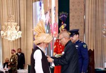 President Dr. Arif Alvi conferring the Pakistan Civil Award of Sitara-i-Shujaat upon Malik Muhammad Hassan in recognition of his courage at the Investiture Ceremony on Pakistan Day, held at Aiwan-e-Sadr