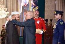 President Dr. Arif Alvi conferring the Pakistan Civil Award of Sitara-i-Imtiaz upon Maulana Muhammad Hanif Jalandhari in recognition of his services as a Religious Scholar at the Investiture Ceremony on Pakistan Day, held at Aiwan-e-Sadr