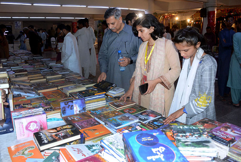 <em>A girl visiting a stall established in 6th Sindh Literature Festival (SLF) at Arts Council of Pakistan</em>