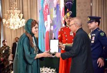 President Dr. Arif Alvi conferring the President's Award for Pride of Performance upon Ms. Anjum Shaheen alias Anjuman in recognition of her services in the field of Art (Acting) at the Investiture Ceremony on Pakistan Day, held at Aiwan-e-Sadr