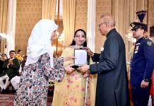 President Dr. Arif Alvi conferring the Pakistan Civil Award of Tamgha-i-Imtiaz upon Ms. Saima Saleem in recognition of her services in the field of Public Service at the Investiture Ceremony on Pakistan Day, held at Aiwan-e-Sadr