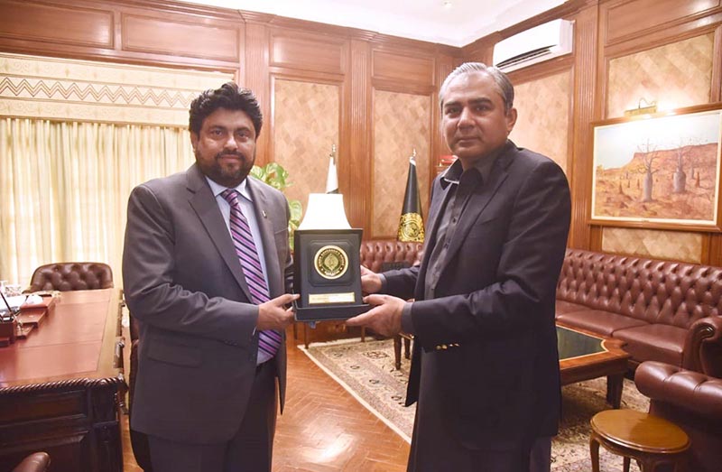 Governor Sindh Kamran Tessori presenting Shield to caretaker Chief Minister Punjab, Mohsin Naqvi at Governor House