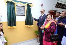 Director General Pakistan Broadcasting Corporation (PBC), Muhammad Tahir Hassan and Station Director Syeda Effat Jabbar unveiling a plaque to lay the foundation stone of Sufi Bashir Ahmad Memorial Library at Radio Station