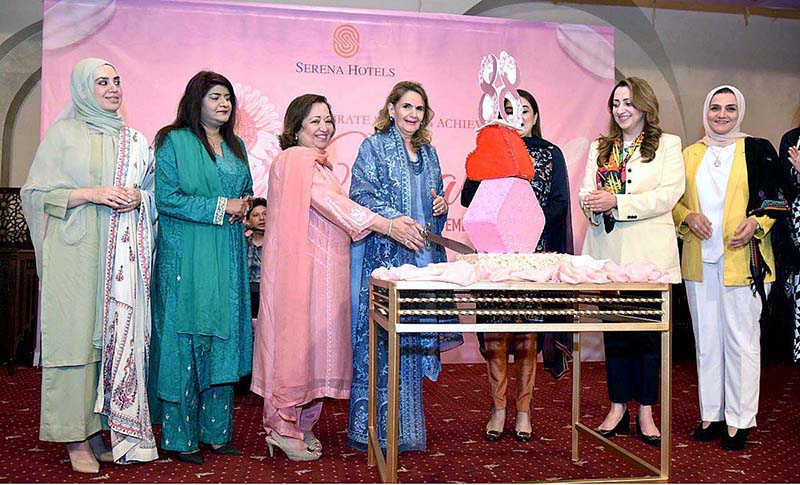 Begum Samina Arif Alvi viewing the handiworks and crafts of women artisans, at an event to commemorate International Women's Day